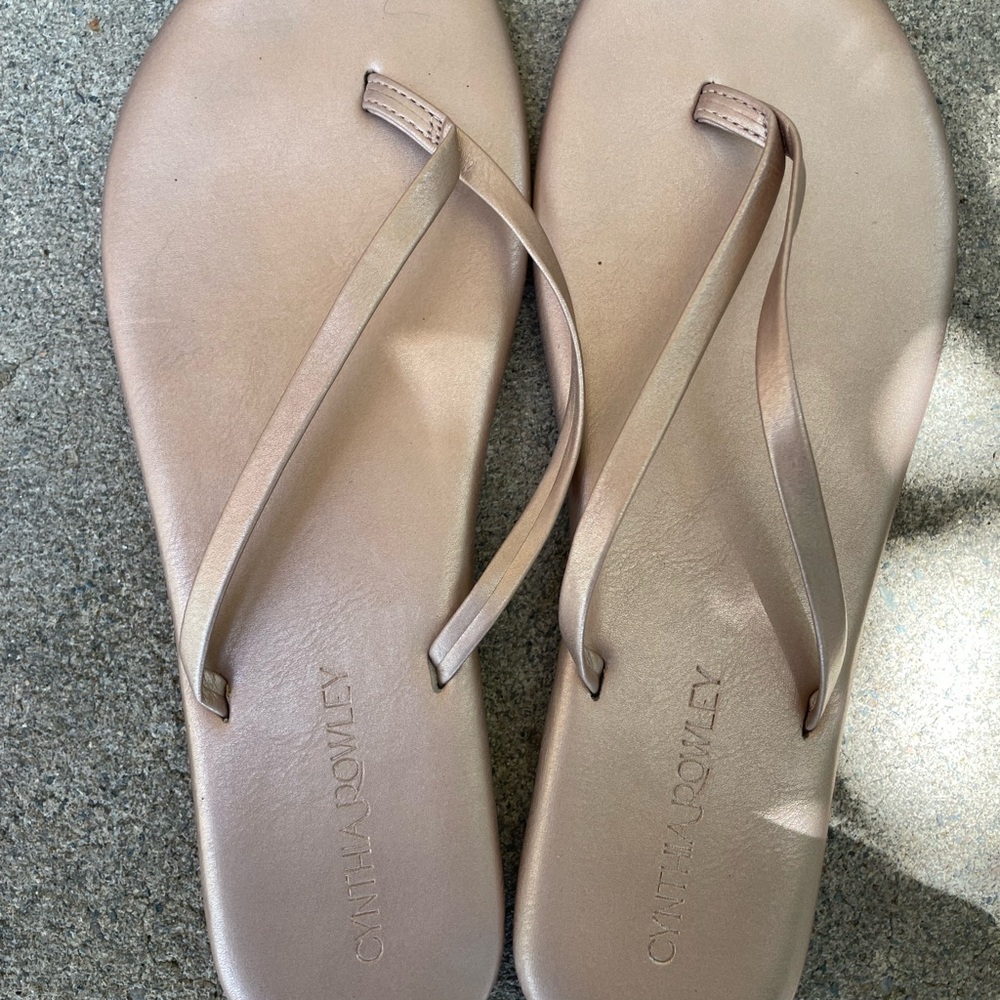 Size 9 Cynthia Rowley Rose Gold Sandals Flip-Flop Style